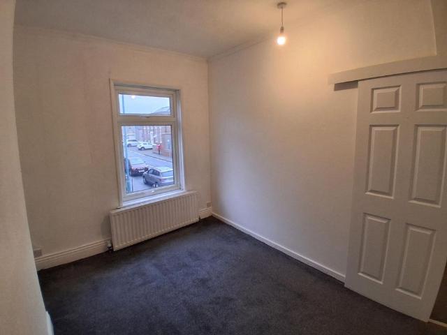 3 bedroom end of terrace house to rent