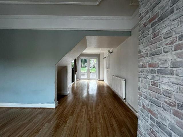 3 bedroom end of terrace house to rent