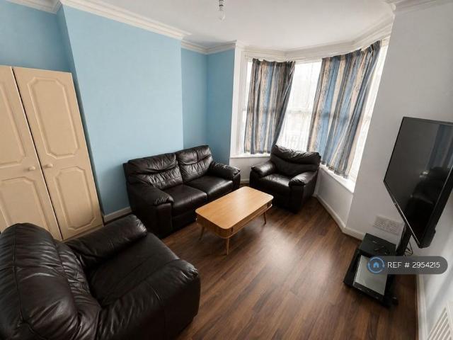 3 bedroom end of terrace house to rent