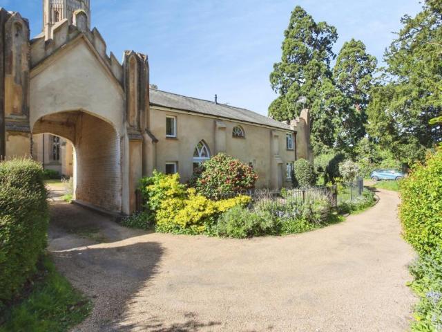3 bedroom end of terrace house to rent