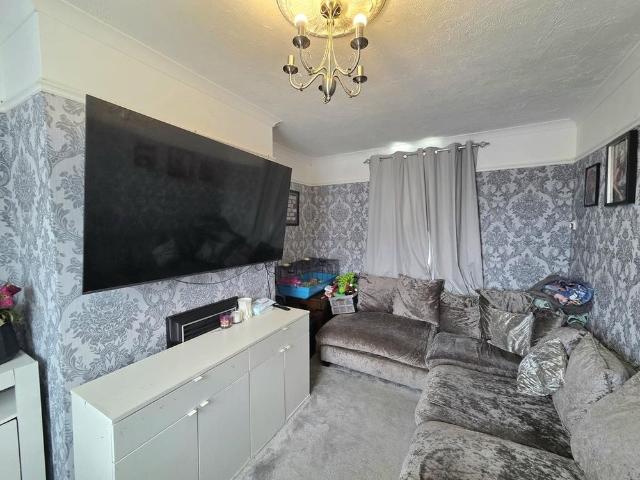 3 bedroom end of terrace house to rent