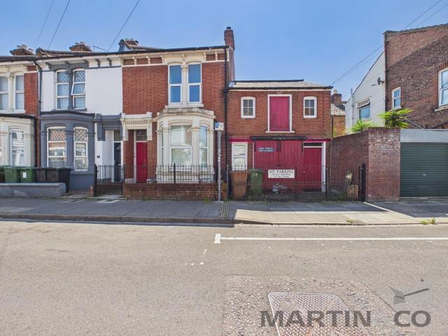 3 bedroom end of terrace house to rent