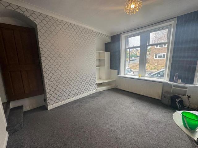 3 bedroom end of terrace house to rent