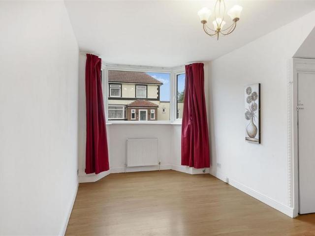 3 bedroom end of terrace house to rent