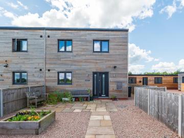 3 bedroom end of terrace house to rent