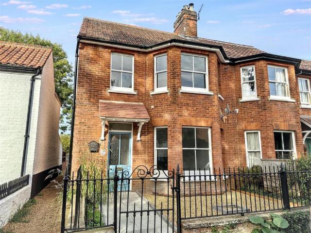 3 bedroom end of terrace house to rent