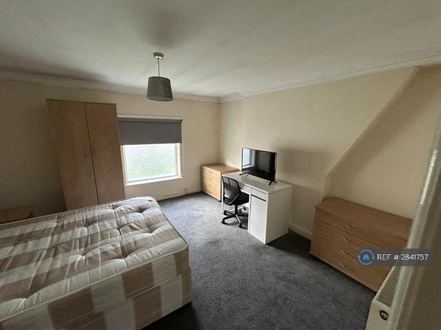 3 bedroom end of terrace house to rent