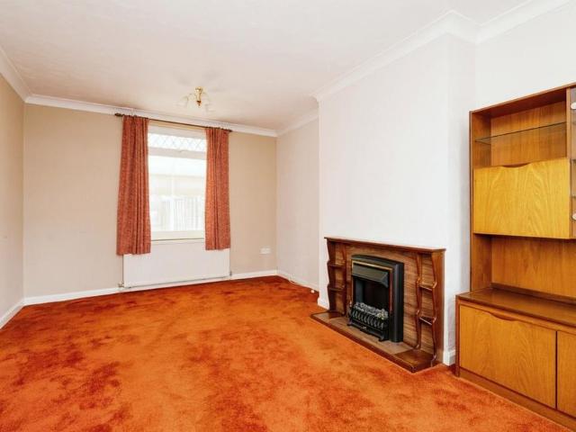 3 bedroom end of terrace house to rent