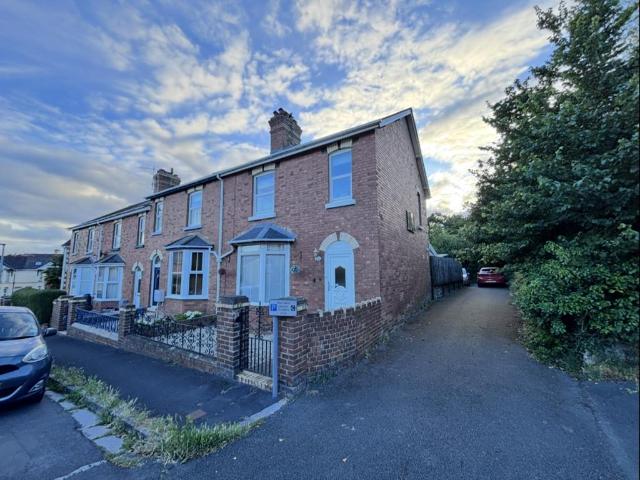 3 bedroom end of terrace house to rent