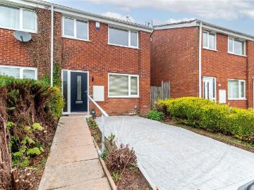3 bedroom end of terrace house to rent