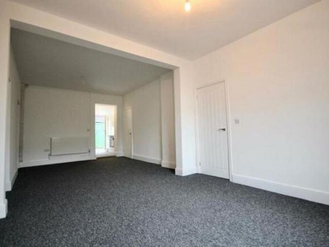 3 bedroom end of terrace house to rent