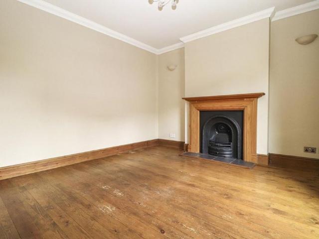 3 bedroom end of terrace house to rent