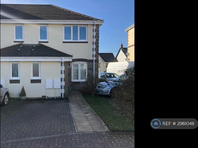 3 bedroom end of terrace house to rent