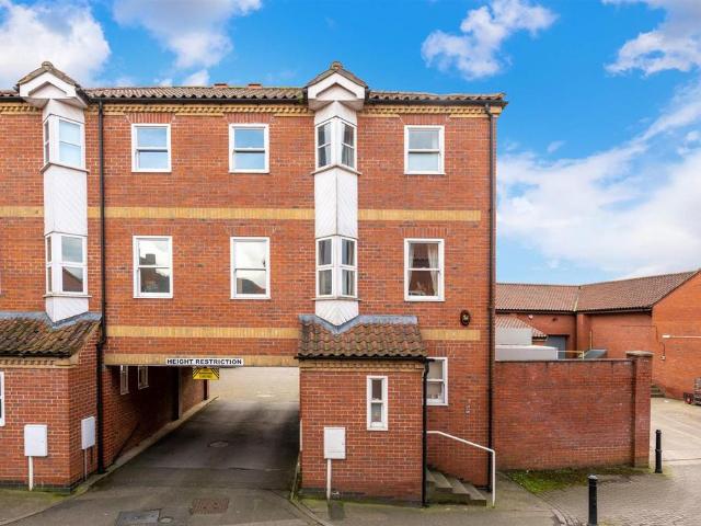 3 bedroom end of terrace house to rent
