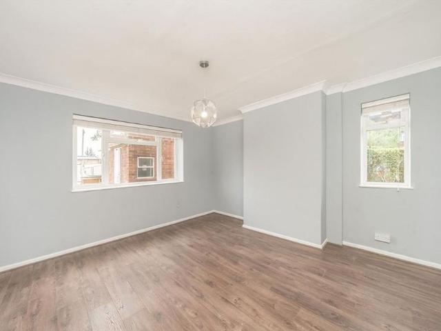 3 bedroom end of terrace house to rent