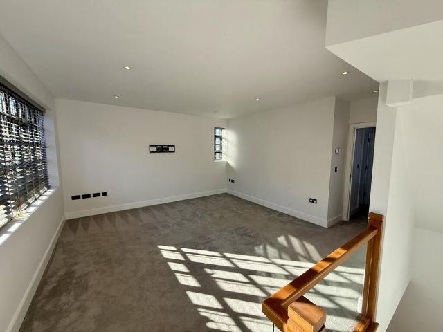 3 bedroom end of terrace house to rent
