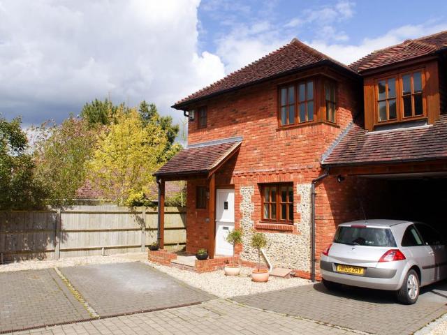 3 bedroom end of terrace house to rent