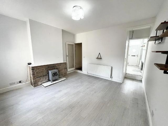 3 bedroom end of terrace house to rent