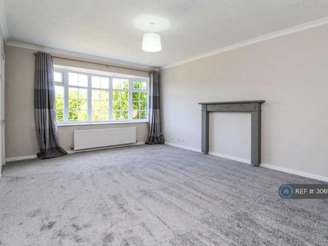 3 bedroom end of terrace house to rent