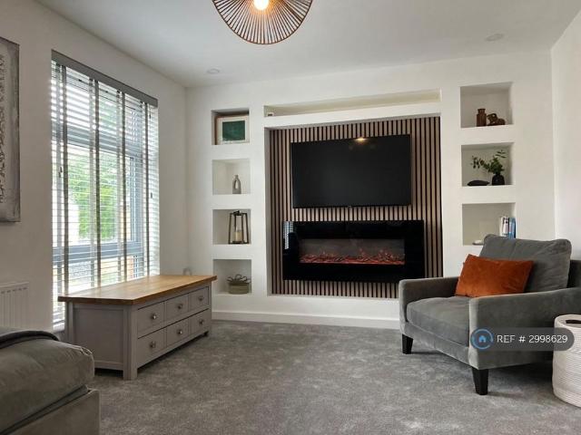 3 bedroom end of terrace house to rent