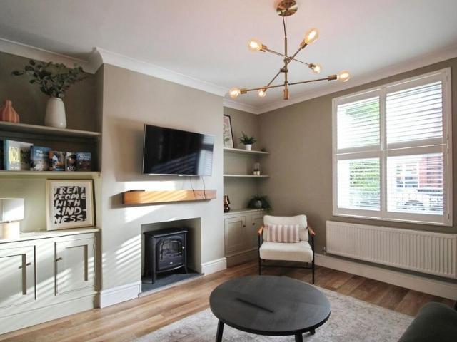 3 bedroom end of terrace house to rent