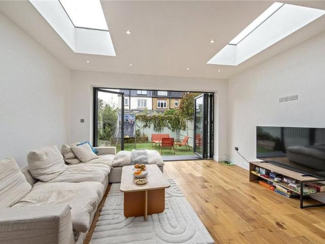3 bedroom end of terrace house to rent