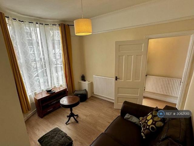 3 bedroom end of terrace house to rent