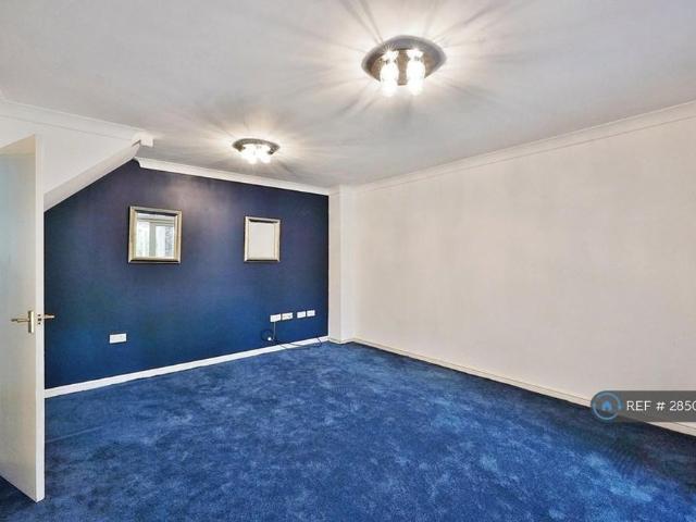 3 bedroom end of terrace house to rent