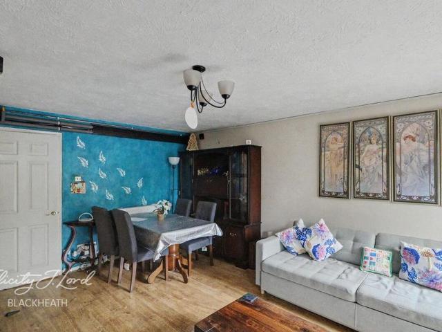 3 bedroom end of terrace house to rent