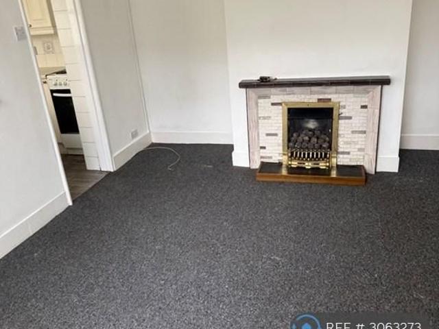 3 bedroom end of terrace house to rent