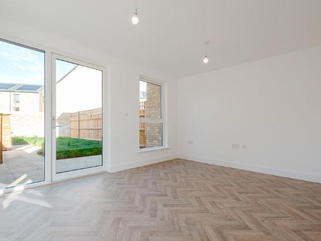 3 bedroom end of terrace house to rent