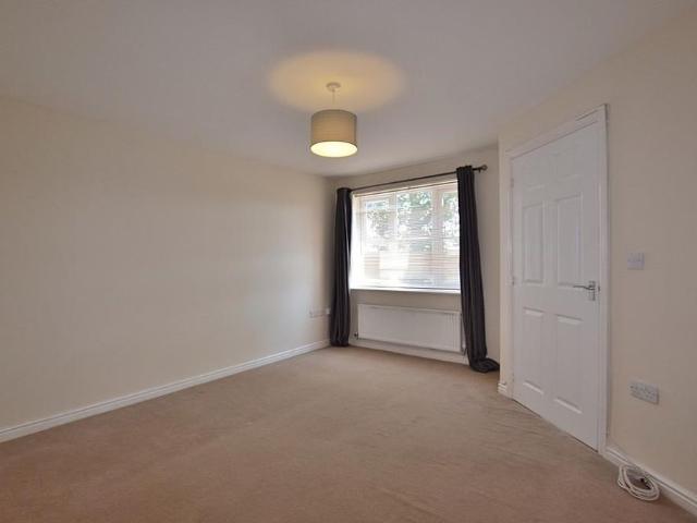 3 bedroom end of terrace house to rent