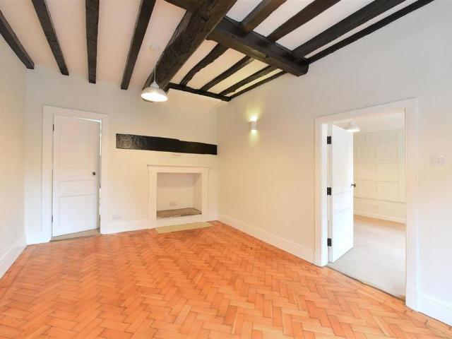 3 bedroom end of terrace house to rent