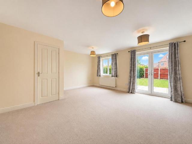 3 bedroom end of terrace house to rent