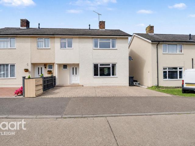 3 bedroom end of terrace house to rent