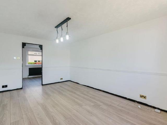 3 bedroom end of terrace house to rent
