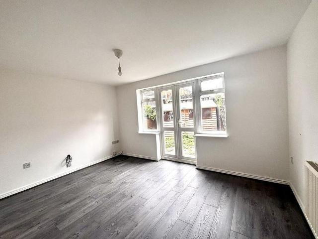 3 bedroom end of terrace house to rent