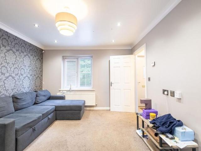 3 bedroom end of terrace house to rent
