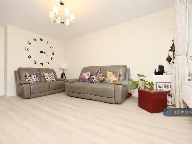 3 bedroom end of terrace house to rent