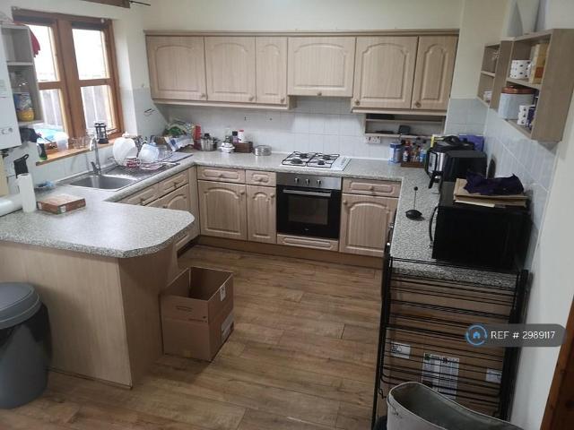 3 bedroom end of terrace house to rent