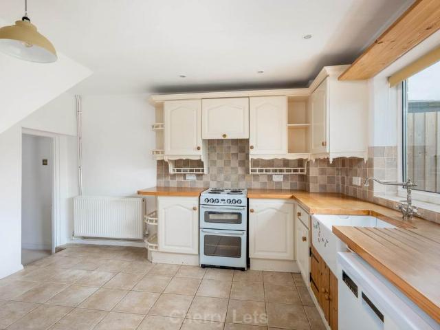 3 bedroom end of terrace house to rent