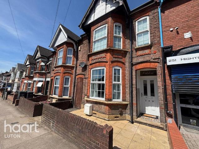 3 bedroom end of terrace house to rent