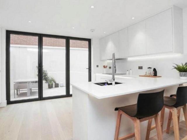3 bedroom end of terrace house to rent