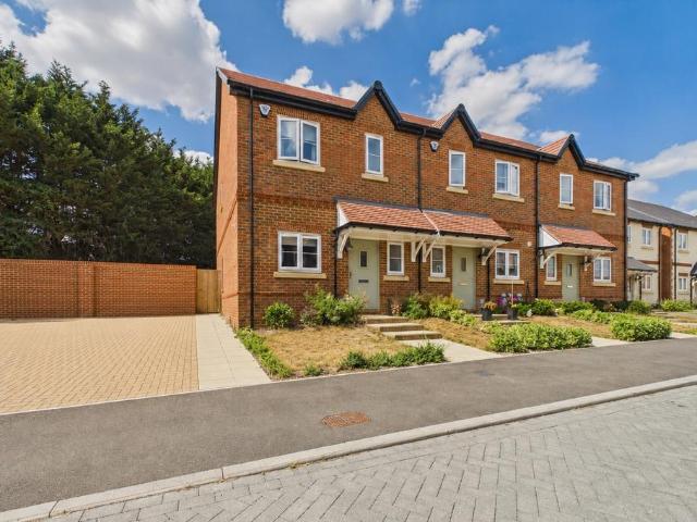 3 bedroom end of terrace house to rent