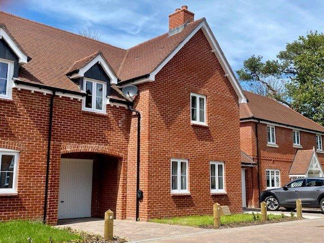 3 bedroom end of terrace house to rent