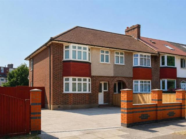 3 bedroom end of terrace house to rent