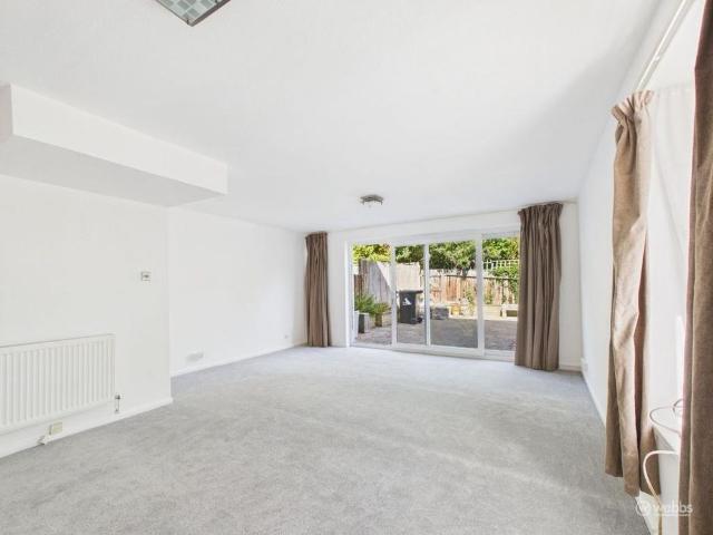 3 bedroom end of terrace house to rent