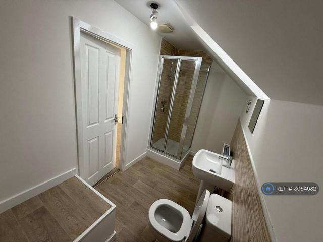 3 bedroom end of terrace house to rent