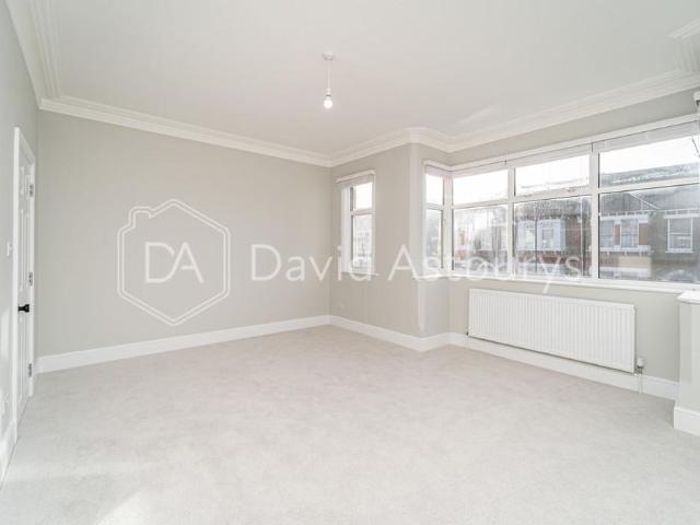 3 bedroom end of terrace house to rent