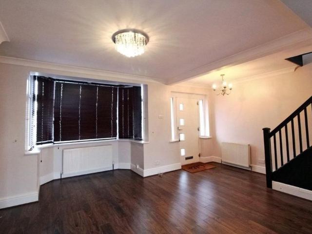 3 bedroom end of terrace house to rent